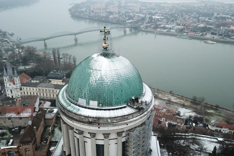 Előkerült a Bazilika keresztjében elrejtett időkapszula - FOTÓK