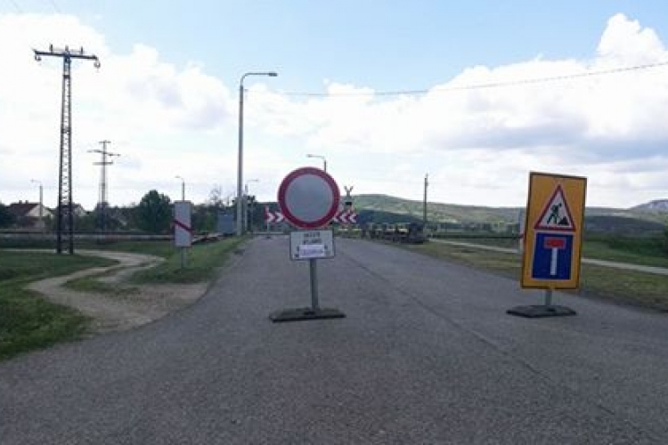 Lezárták Táton a Mogyorósbányai úti vasúti átjárót
