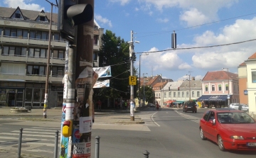 Gombnyomás után kelhetünk át a zebrán Esztergom belvárosában