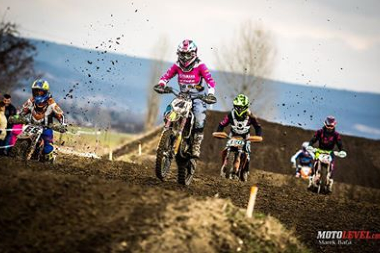 Szenzáció az esztergomi motocross pályán – VB- és Eb-győztesek közt dobogón a helyi ifjak