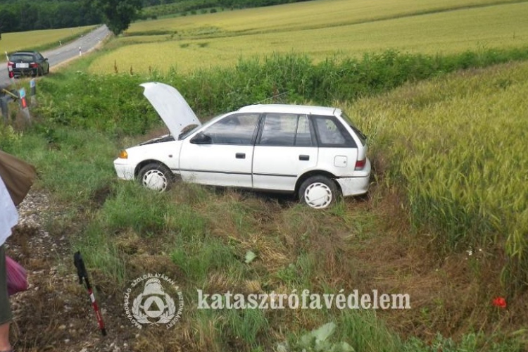 Árokba borult egy kocsi Bajnánál