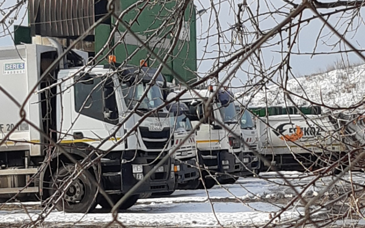 Szemétszállítás helyett a telepen pihennek az esztergomi kukásautók...