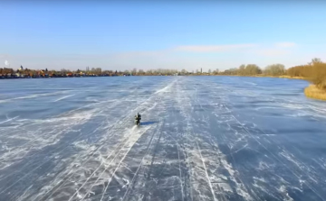 Új téli sport - motorokkal a Pala jegén – extrém VIDEÓ