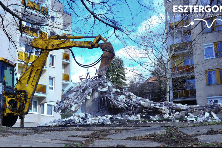 Elkezdődött a Béke téri szökőkút bontása