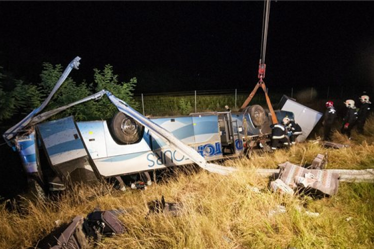 Svájci busz borult fel az M1-es autópályán, tizennégy sérült - FOTÓK