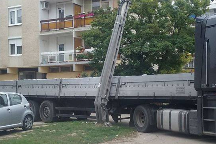 Kitört egy villanyoszlopot egy kamion a Móricz lakótelepen