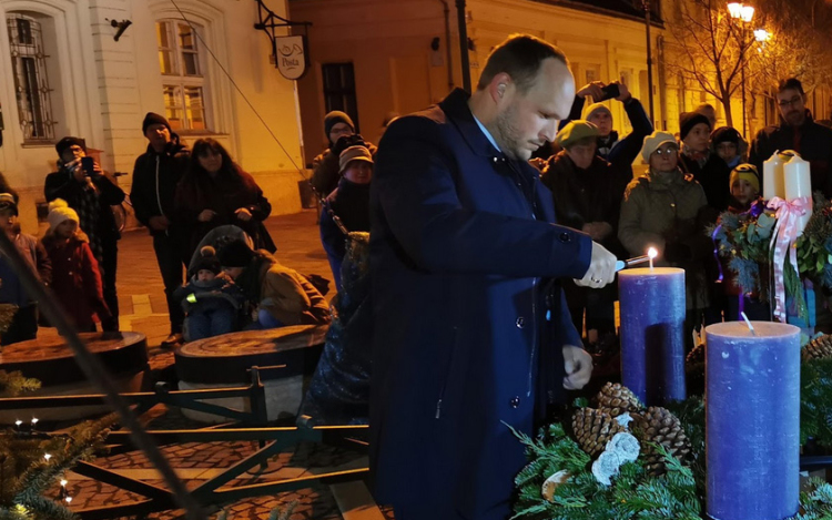 Meggyújtották az első gyertyát a Széchenyi téren - FOTÓK