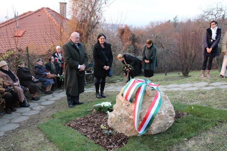 Emlékkő az esztergomi Babits-kutatók tiszteletére