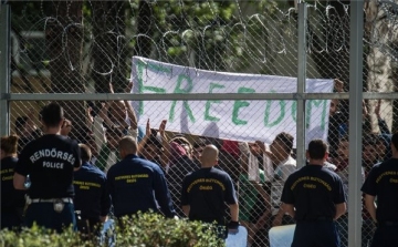 Ismét demonstrálnak migránsok a kiskunhalasi fogadóközpontban