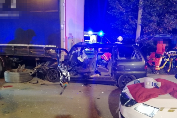 Rendőrautóval és kamionnal ütközött egy embercsempész Veszprémben