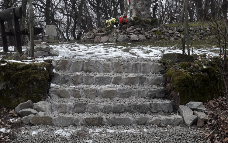 Új lépcsőkön a Magyarok Nagyasszonyához a Vaskapu-hegyen - FOTÓK