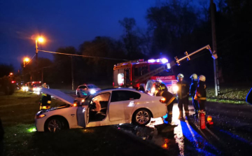 Megcsúszott és kidöntött egy oszlopot egy kocsi a 10-esen