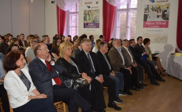 Támogatást nyújtó gyakornoki programot népszerűsítettek Esztergomban