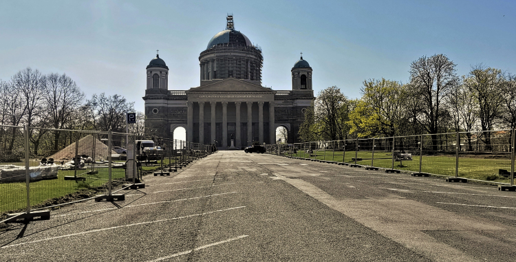 Lezárták a Bazilika parkolójának egy részét