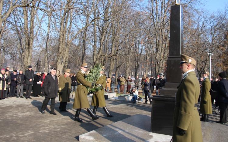 Felavatta Esztergom új világháborús emlékműveit