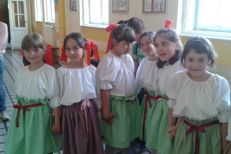Így táncolnak a Babits iskola ügyes néptáncosai – VIDEÓ és FOTÓK