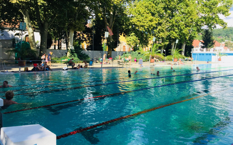 Tovább tartanak nyitva strandjaink a hőségben