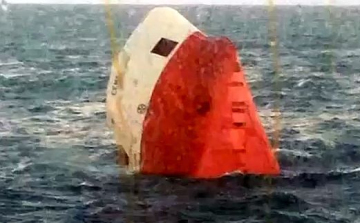 Felborult egy teherhajó Skocia partjainál, keresik a legénységet