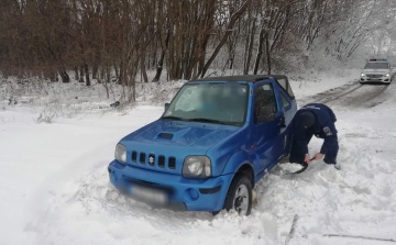 Rendőrök ásták ki a hófúvásban elakadt autót a Bakonyban