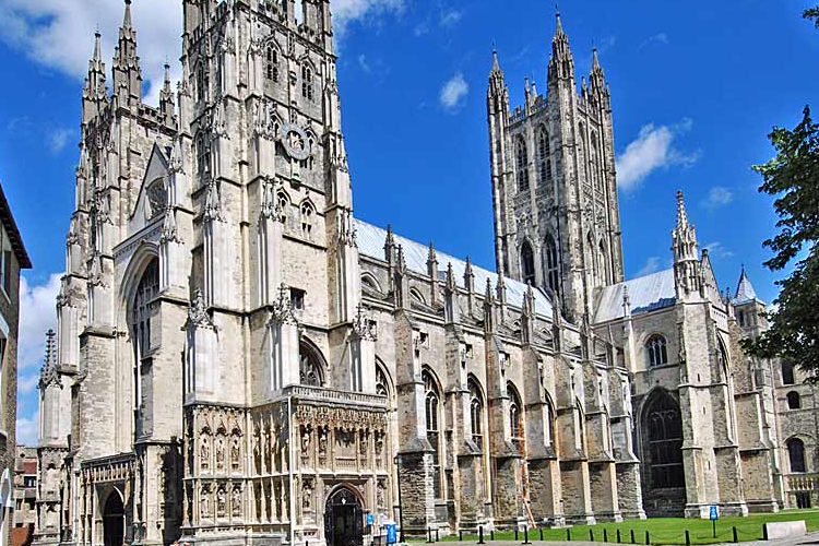 A 12. század vége óta folyamatos a kapcsolat Esztergom és Canterbury között