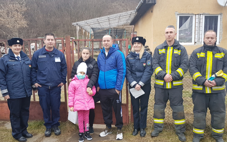 Rendőrök, polgárőrök és tűzoltók teljesítették egy kislány kívánságát 