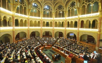 A népszavazási törvény módosítását tárgyalja a parlament