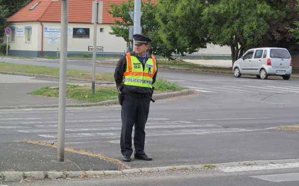 Becsengettek az egyenruhásoknak is - rendőrök az iskoláknál