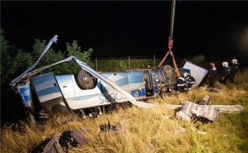 Svájci busz borult fel az M1-es autópályán, tizennégy sérült - FOTÓK