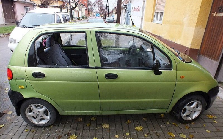 Bezúzta a kocsik ablakait, majd lopott belőlük az esztergomi férfi