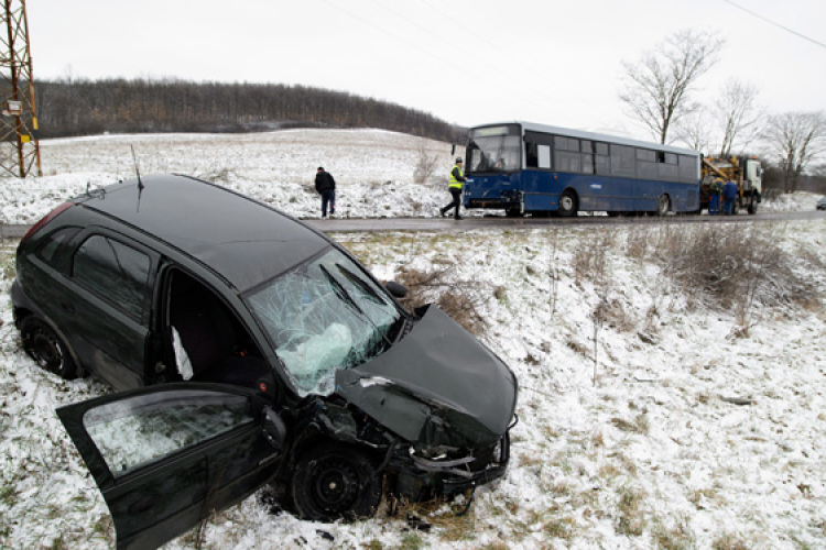 Újra családokat kellett menteni a hóból – folytatódik a kemény havazás