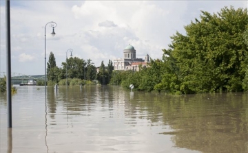 Csökken az árvíz Esztergomnál