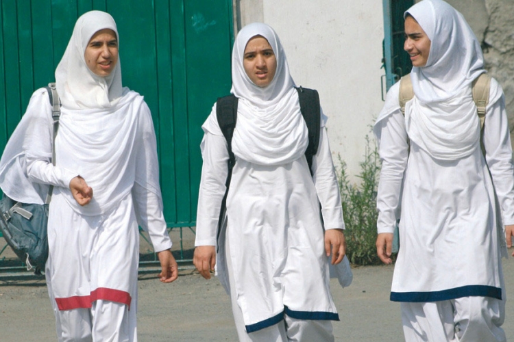 Nem tiltható az iszlám fejkendő viselése a cseh iskolákban a cseh ombudsman szerint