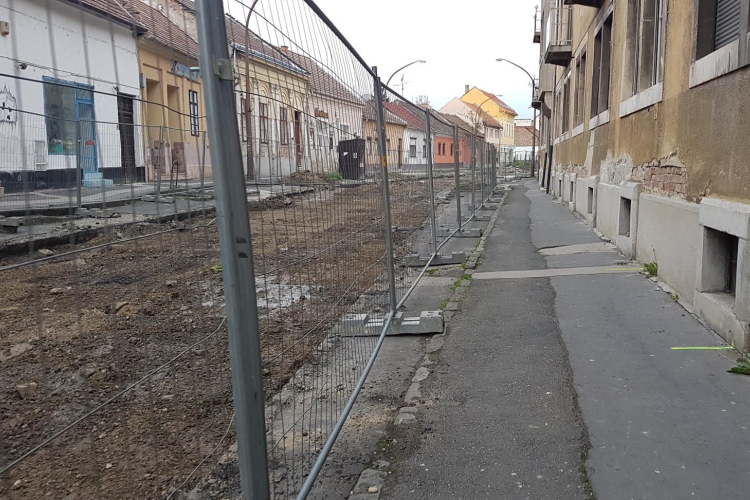 Látott már utcarácsot? – akadálymentes a gyalogos közlekedés a Simor János utcai közműberuházásnál