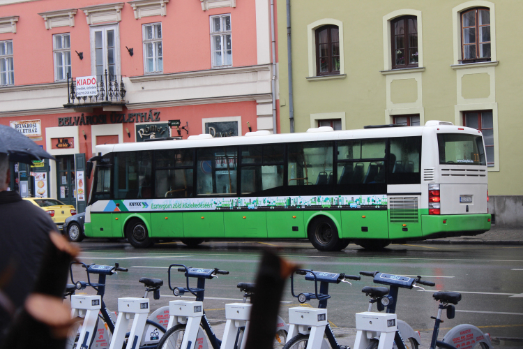 Változik a vonat- és buszmenetrend, új buszvárók épülnek