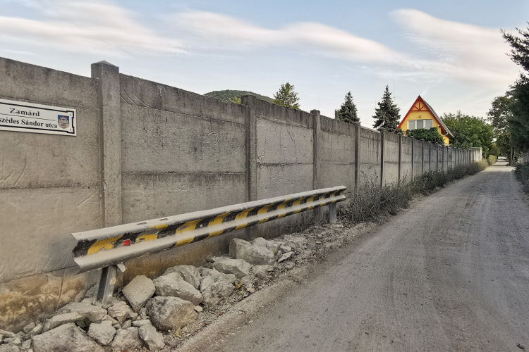 Kalcium-kloridos impregnálással kötnék meg a port egy esztergomi murvás utcában