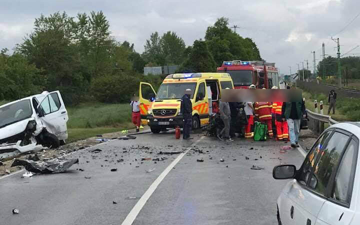 Mentőhelikopter is érkezett a 10-es úti balesethez