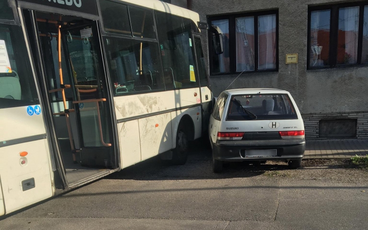 Autónak és háznak ütközött egy busz Esztergomban