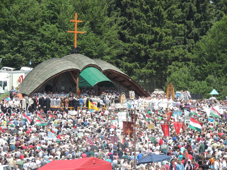 Megtartják a csíksomlyói búcsút, a medvék sem fogják veszélyeztetni, de magyar zarándokok nem vehetnek részt rajta