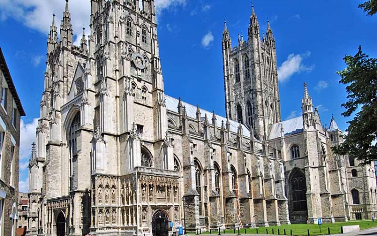 A 12. század vége óta folyamatos a kapcsolat Esztergom és Canterbury között