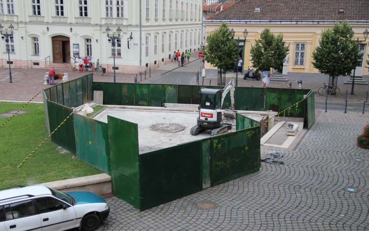 Gyakorlatilag újjá kell építeni a főtéri szökőkutakat