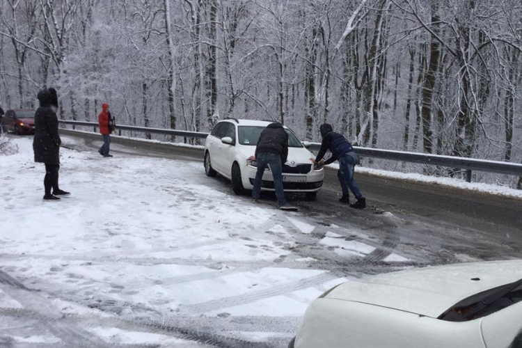 Havazik és már most fennakadásokat okoz a hó Dobogókőn - FOTÓK