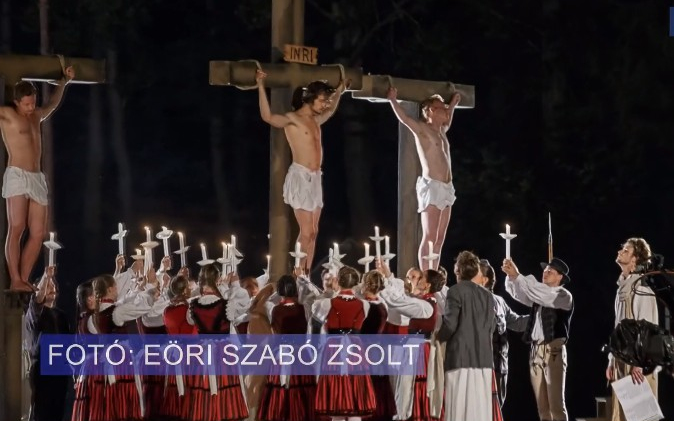 Ilyen lesz a Csíksomlyói Passió a Bazilika előtt