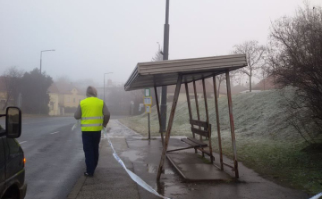 Vandálok szétverték a Béke téri buszmegállót – szemtanúkat várnak!