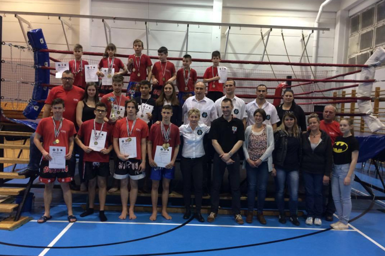 Egy halom érmet pofoztak össze kemposaink