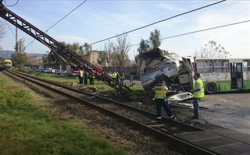 Tatabányai buszbaleset - Meghalt a fővárosba szállított sérült