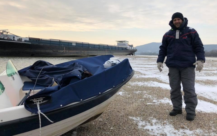 Különleges futárszolgálat lepte meg a zátonyra futott hajó legénységét - FOTÓK