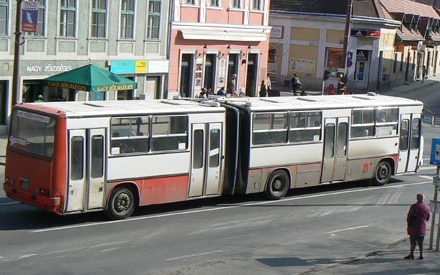 Polgármesteri vétó miatt csúszik a helyi buszközlekedés helyreállítása