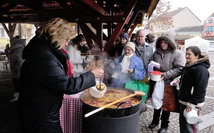 Melegétellel segít Esztergom