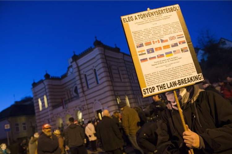 „Takarodj, te náci gyilkos a zsinagógából” – tüntetés a Jobbik fóruma ellen