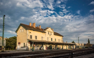 Bontják a vasútállomás épületét Esztergomban